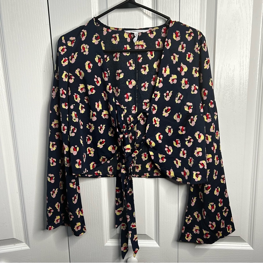 BCBGeneration Women’s Blue Pink Animal Print Bell Sleeve‎ Crop Blouse Size XS